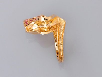 null An animated ring in yellow gold, 750 MM, set with diamonds and rubies in two...