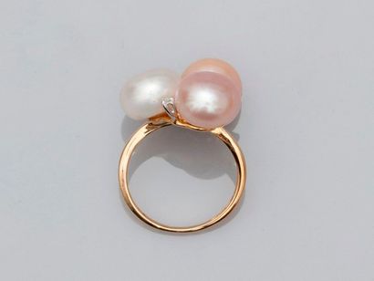 null Yellow gold ring, 750 MM, decorated with three freshwater cultured pearls, diameter...