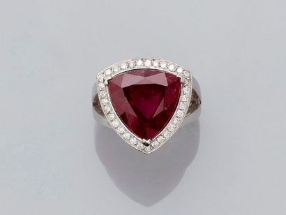 null Ring in white gold, 750 MM, set with a beautiful triangular cut rubellite weighing...