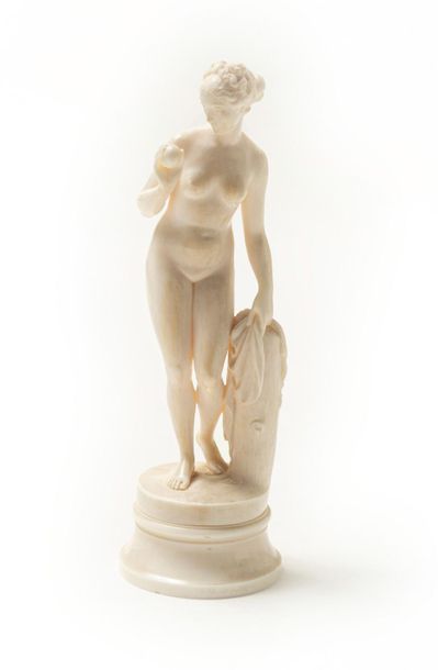 null [Travail suisse]. Vénus à la pomme, début du xxe siècle. Statuette en ivoire...