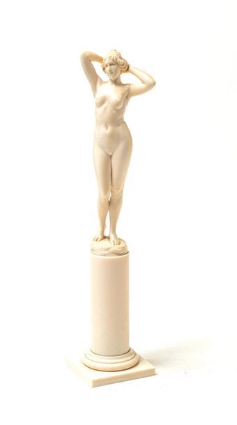 null [Travail suisse]. Modèle nu au chignon, début du xxe siècle. Statuette en ivoire...