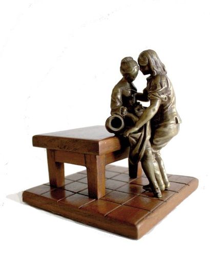 null [Artiste non identifié]. Assise sur le rebord de la table, fin du xixe siècle....