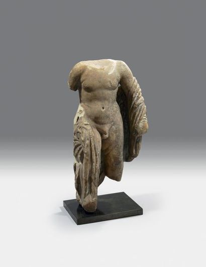 null Statue acéphale représentant un jeune adolescent nu, debout, la jambe gauche...