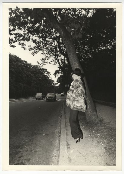 null [TRAVESTI] Travesti sololing in the Bois de Boulogne, circa 1975. 10 period...