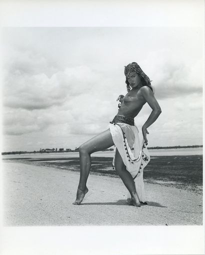 null Bunny YEAGER (1929-2014). Betty Page sur la plage de Miami, Floride, vers 1955....