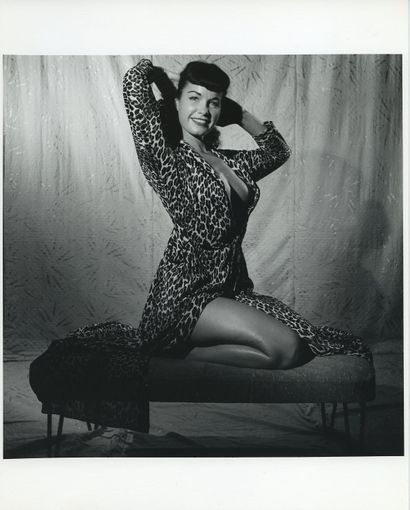 null Bunny YEAGER (1929-2014). Betty Page dans le studio de Bunny Yeager, Miami,...