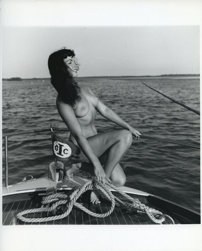 null Bunny YEAGER (1929-2014). Betty Page nude, bronze and fishing on a boat, Miami,...