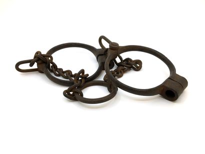 null IRON HANDCUFFS. Wrist circumference, 9 cm; extended length, 68 cm.