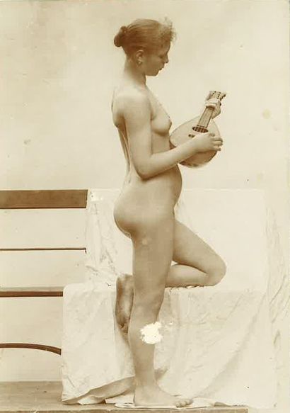 null 


[Photographe non identifié]. Études de nu en studio, vers 1890. 13 épreuves...