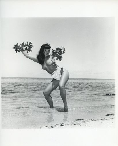 null Bunny YEAGER (1929-2014). Betty Page sur la plage de Miami, Floride, vers 1955....