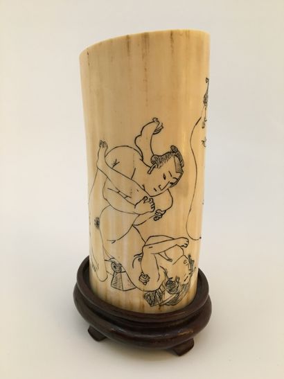 null JAPAN. Orgies, 20th century. Sculpture on ivory or ivorite, height : the piece,...