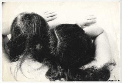 null Frédéric BARZILAY (1917-2015). Couple de femmes, 1976. Épreuve argentique d’époque,...