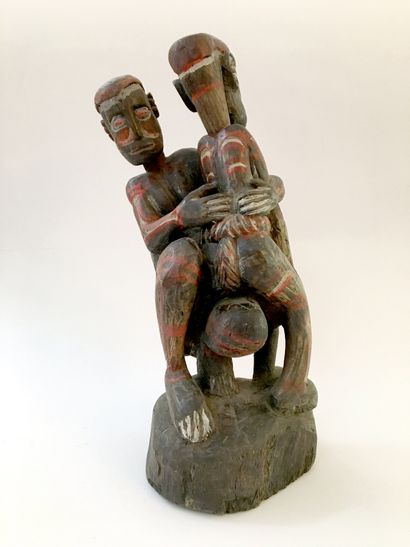 null BALI. Couple, milieu du xxe siècle. Sculpture sur bois, 35 cm.