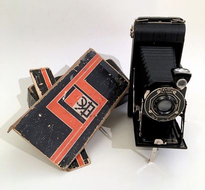 null 5 CAMERAS. Kodak junior bellows, six-16, model n°1a Pocket, black, USA, 1925....