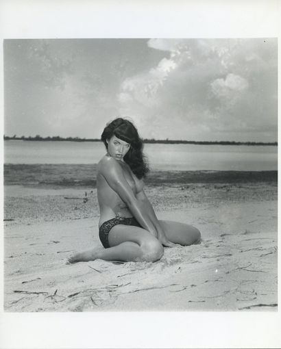 null Bunny YEAGER (1929-2014). Betty Page sur la plage de Miami, Floride, vers 1955....