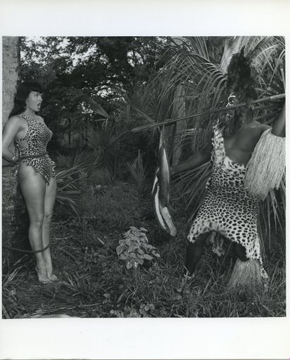 null Bunny YEAGER (1929-2014). Betty Page au Parc animalier d’Africa USA, Miami,...