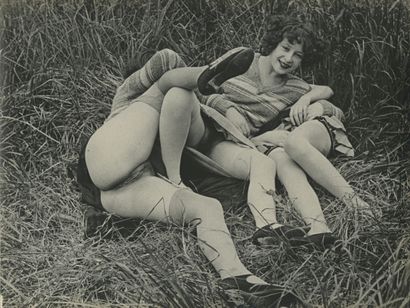 null MONSIEUR X. Les Jeux dans l'herbe, vers 1930. Épreuve argentique d’époque, 18...