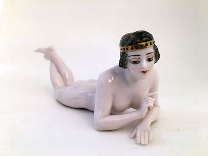 null DRESSEL & KISLER. Jeune femme nue allongée, Allemagne, vers 1890. Porcelaine,...