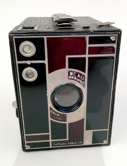 null 5 CAMERAS. Kodak junior bellows, six-16, model n°1a Pocket, black, USA, 1925....