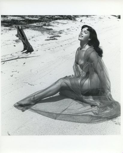 null Bunny YEAGER (1929-2014). Betty Page sur la plage de Miami, Floride, vers 1955....