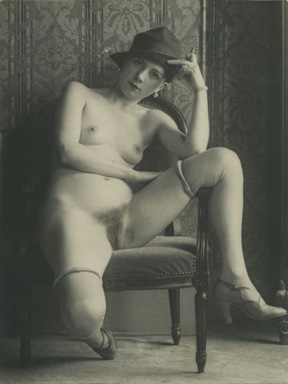 null MONSIOR X. Girl in the hat, circa 1930. Period silver print, 24 x 18 cm.