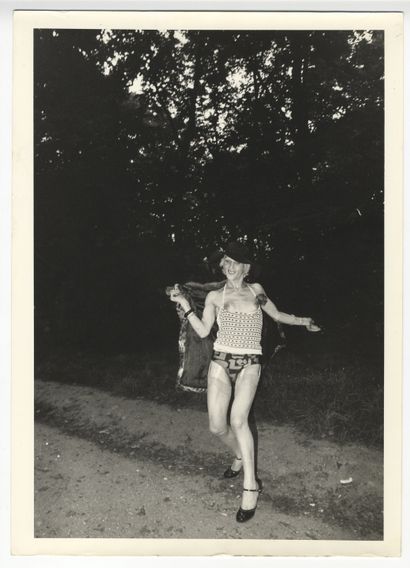 null [TRAVESTI] Travesti sololing in the Bois de Boulogne, circa 1975. 10 period...