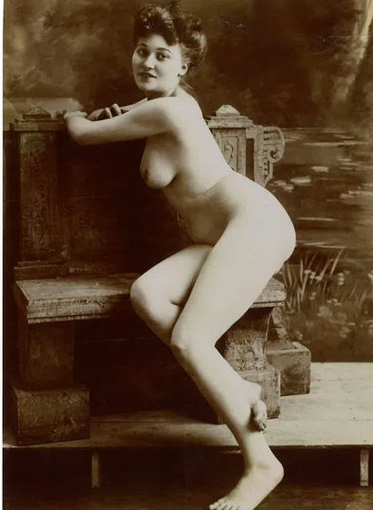 null 


[Photographe non identifié]. Études de nu en studio, vers 1890. 13 épreuves...