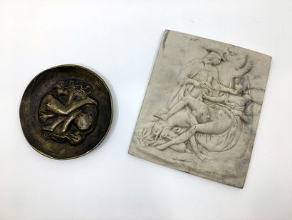 null 2 OBJETS. Les Deux amies, cendrier en bronze, diamètre 12 cm, xxe siècle. Joint...