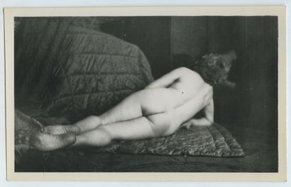 null [Photographe non identifié]. Scènes d'intérieur, vers 1950. 64 épreuves argentiques...