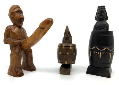 null PERSONNAGE ITHYPHALLIQUE. 3 sculptures en bois, dont 2 à système.
