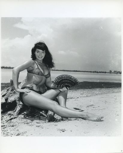 null Bunny YEAGER (1929-2014). Betty Page sur la plage de Miami, Floride, vers 1955....