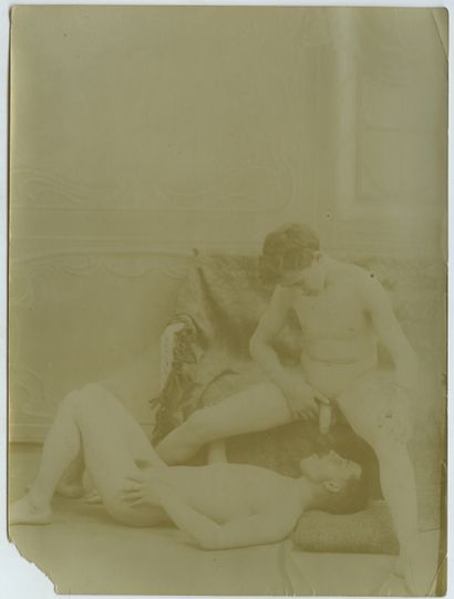 null [GARÇONS ENTRE EUX]. Scènes pornographiques, vers 1900. 15 épreuves argentiques...