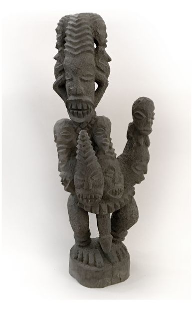 null PERSONNAGE ITHYPHALLIQUE. Cameroun, xxe siècle. Sculpture en bois, 65 x 18 x...