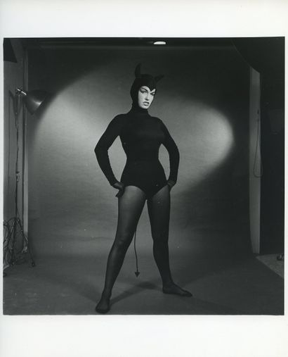 null Bunny YEAGER (1929-2014). Betty Page, en Catwoman, studio de Bunny Yeager, Miami,...