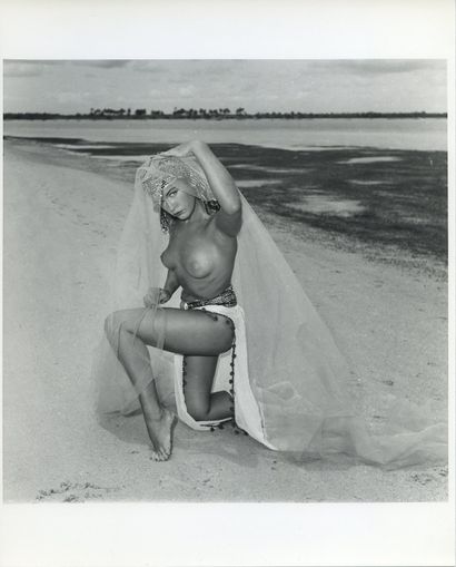 null Bunny YEAGER (1929-2014). Betty Page on the beach in Miami, Florida, circa 1955....
