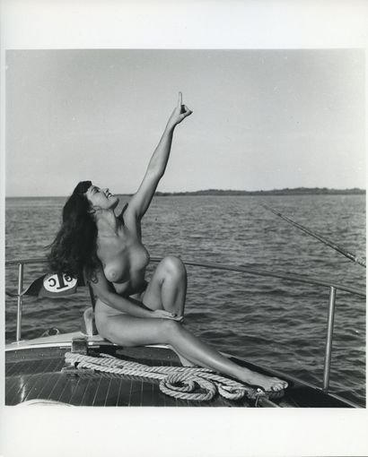 null Bunny YEAGER (1929-2014). Betty Page nude, bronze and fishing on a boat, Miami,...