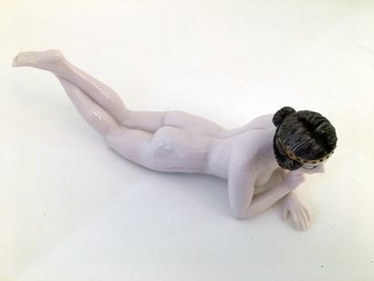 null DRESSEL & KISLER. Jeune femme nue allongée, Allemagne, vers 1890. Porcelaine,...