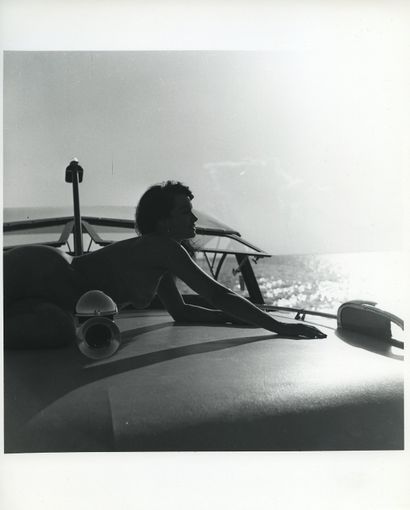 null Bunny YEAGER (1929-2014). Betty Page nue, bronze et pêche sur un bateau, Miami,...