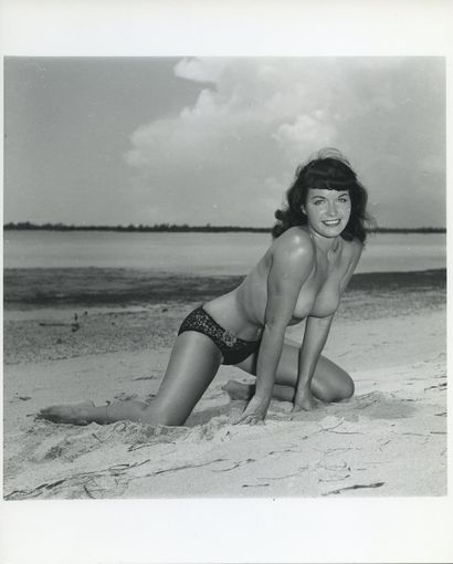 null Bunny YEAGER (1929-2014). Betty Page sur la plage de Miami, Floride, vers 1955....