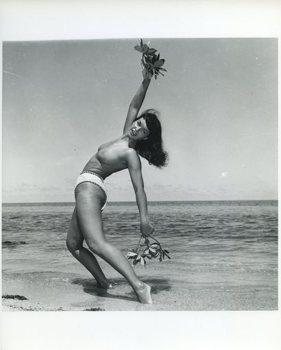 null Bunny YEAGER (1929-2014). Betty Page on the beach in Miami, Florida, circa 1955....