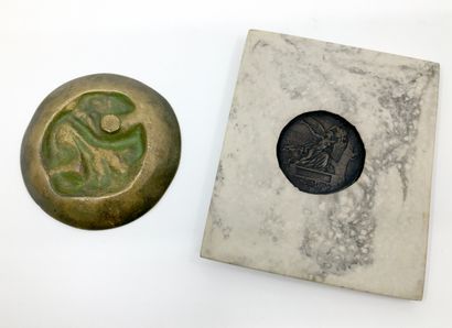 null 2 OBJETS. Les Deux amies, cendrier en bronze, diamètre 12 cm, xxe siècle. Joint...