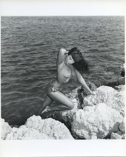 null Bunny YEAGER (1929-2014). Betty Page sur la plage de Miami, Floride, vers 1955....