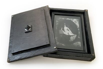 null [Photographe non identifié]. Jeune femme nue au masque, 1996. Une boîte en bois...