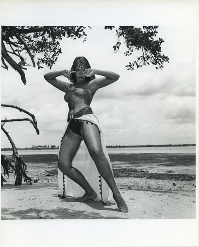 null Bunny YEAGER (1929-2014). Betty Page sur la plage de Miami, Floride, vers 1955....