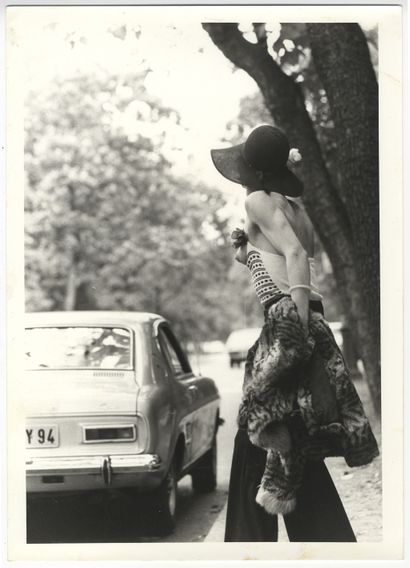 null [TRAVESTI] Travesti sololing in the Bois de Boulogne, circa 1975. 10 period...