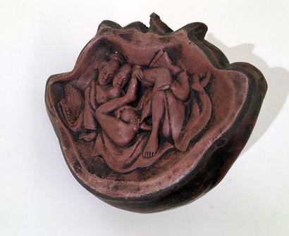 null OBJET À SECRET. La méditation du bonze, xxe siècle. Résine ?, 16 x 19 cm, 11...