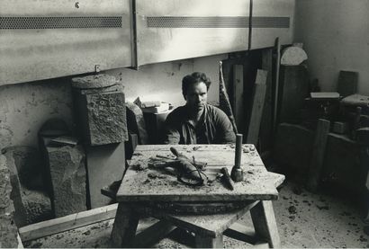 null Michaël PRENTICE (né en 1944), sculpteur. Épreuve argentique d'époque, 16 x...