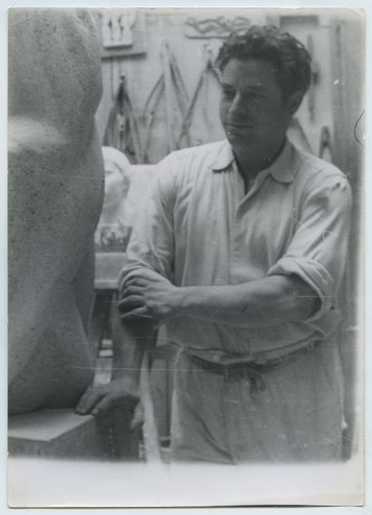 null René COLLAMARINI (1904-1983), sculpteur. Épreuve argentique d'époque, 18 x 13...