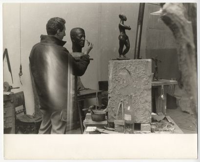 null Philippe ASSELIN (1913-1997), sculpteur. Épreuve argentique d'époque, 24 x 30...