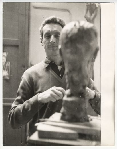 null Philippe ASSELIN (1913-1997), sculpteur. Épreuve argentique d'époque, 30 x 24...